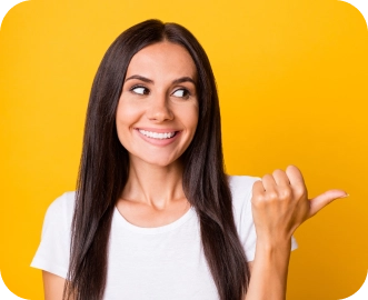 صورة لامرأة على خلفية صفراء اللون